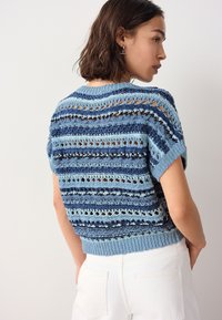 Blauer gestrickter Pullover mit Lochmuster und gestreiftem Design, in verschiedenen Blautönen, mit einem gerippten Saum; kurze Ärmel.