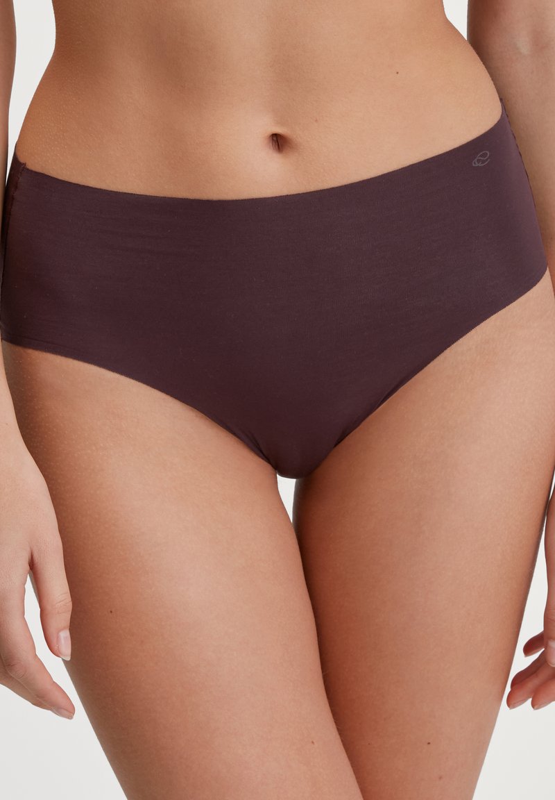 Burgunderfarbene, hochgeschnittene Unterhose aus glattem, dehnbarem Stoff mit nahtlosem Design und dezentem Logo-Detail am Bund.
