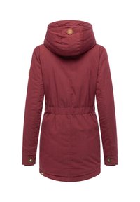 Bordowa kurtka z kapturem o dopasowanej talii, z zapięciem na napy na mankietach oraz naszywką z logo na plecach. Gładka tekstura i średnia długość.