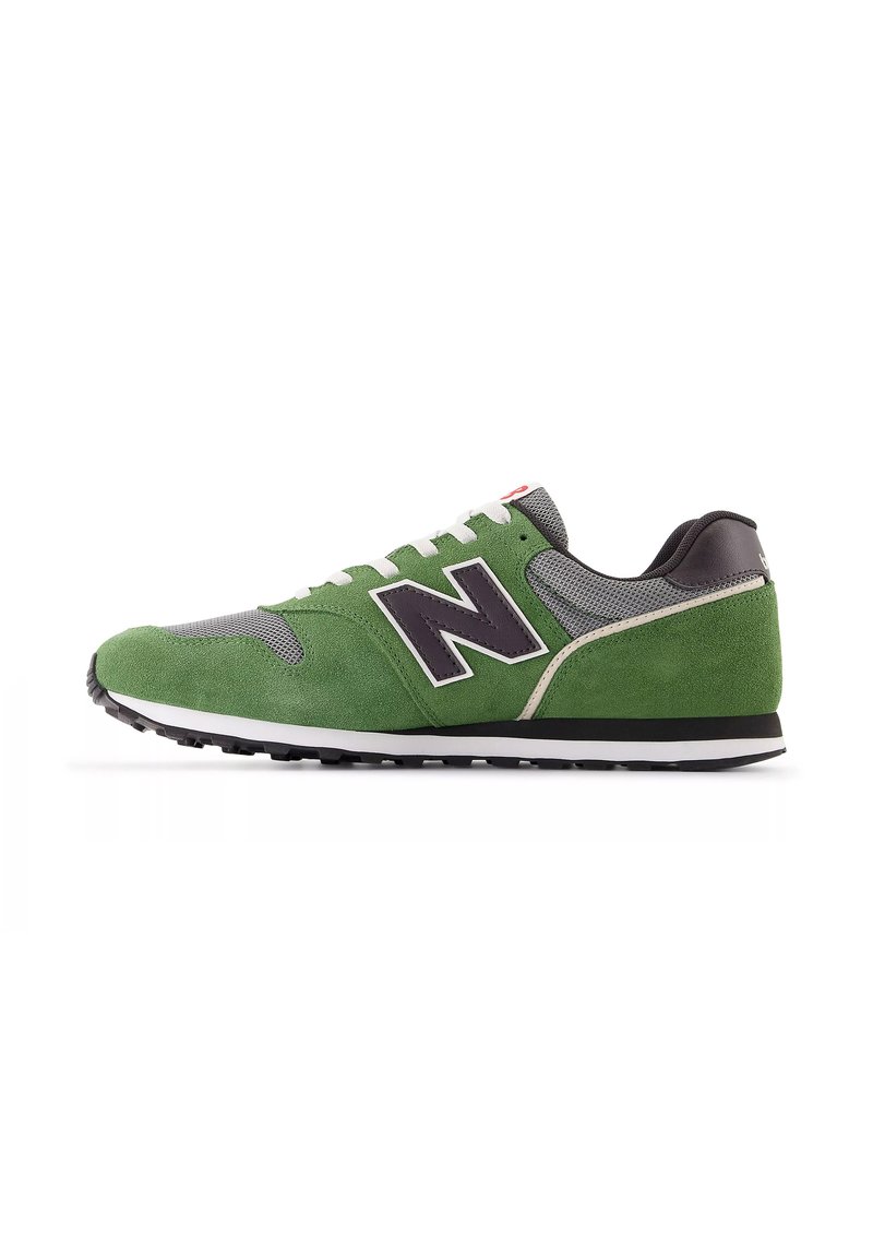 Grüner Wildleder- und Mesh-Sneaker mit einer grauen Zehenkappe und schwarzen Akzenten, ausgestattet mit weißen Schnürsenkeln und einem auffälligen schwarzen "N"-Logo an der Seite.