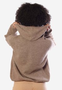 Felpa con cappuccio in morbido tessuto a coste marrone chiaro, con maniche lunghe e vestibilità rilassata, con una vista posteriore che mostra il cappuccio.