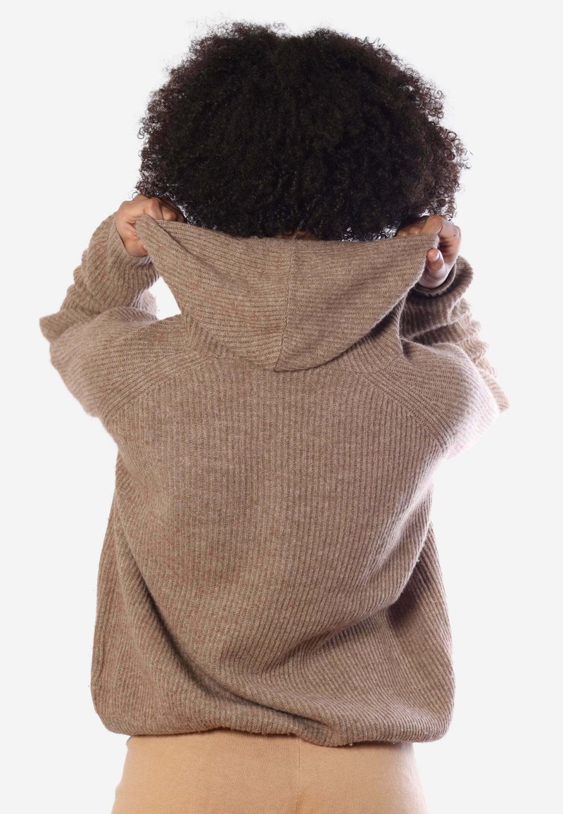 Felpa con cappuccio in morbido tessuto a coste marrone chiaro, con maniche lunghe e vestibilità rilassata, con una vista posteriore che mostra il cappuccio.