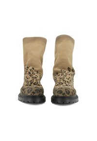 Stivali beige in finta pelle scamosciata con stampa leopardata, design morbido, punta arrotondata e suola in gomma nera testurizzata. I motivi si estendono dalla parte superiore alla parte inferiore.