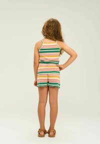 Conjunto de top de tirantes a rayas y pantalones cortos en rosa, verde y amarillo. Textura acanalada con dobladillos en forma de concha. La vista trasera muestra tirantes finos y un ajuste relajado.