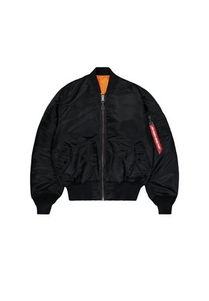 Veste bomber noire avec fermeture éclair à l’avant, deux poches à boutons, poignets et ourlet côtelés, doublure orange et une étiquette rouge « Remove Before Flight » sur la poche de la manche.