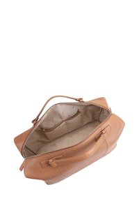 Sac à main en cuir tan avec un design structuré, poignées doubles et fermeture zippée ; dispose d'un intérieur spacieux, doublé, avec des poches.