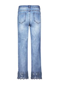 Jeans en denim bleu clair avec une coupe évasée, présentant de délicates dentelles à œillets festonnés aux ourlets et des poches arrière standard.