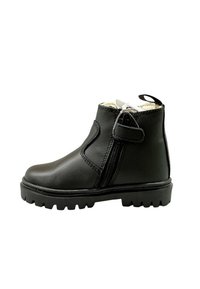 Stivaletto in pelle nera con zip laterale, suola in gomma testurizzata e anello per una calzata facilitata. Design minimalista con finitura liscia.