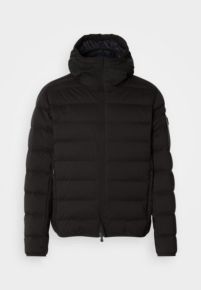Veste matelassée noire avec col haut, fermeture éclair et poches latérales. Présente un motif matelassé et une texture lisse et mate.