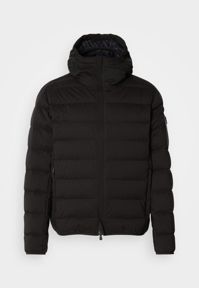Veste matelassée noire avec col haut, fermeture éclair et poches latérales. Présente un motif matelassé et une texture lisse et mate.