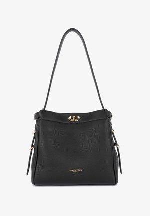 Sac à main en cuir noir avec une surface texturée, accents en métal doré, une bandoulière robuste et une forme structurée. Présente un détail de logo sur le devant.