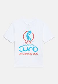 T-shirt blanc à manches courtes avec le logo de l'UEFA Women's Euro 2025 en texte bleu et rouge, avec un emblème graphique au centre.