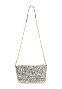 Borsa a mano in argento metallizzato con design a patta, impreziosita da paillettes, con chiusura in metallo dorato e tracolla a catena.