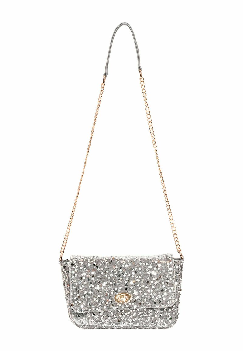 Borsa a mano in argento metallizzato con design a patta, impreziosita da paillettes, con chiusura in metallo dorato e tracolla a catena.