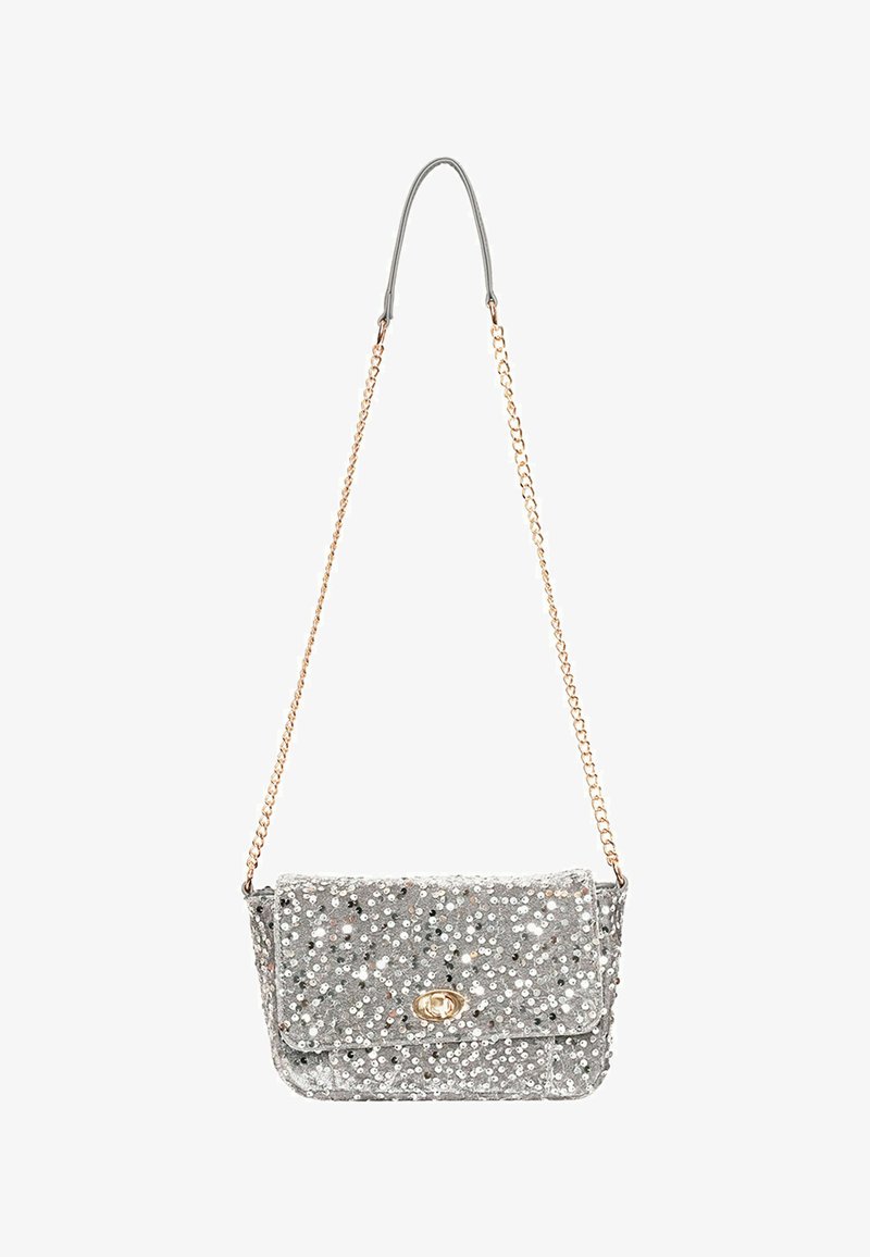 Borsa a mano in argento metallizzato con design a patta, impreziosita da paillettes, con chiusura in metallo dorato e tracolla a catena.
