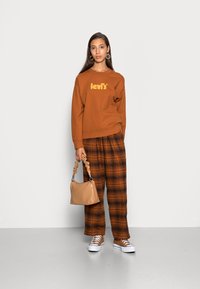 Levi's® GRAPHIC STANDARD CREW - Sudadera - crew seasonal glazed ginger