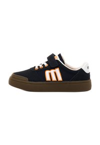 Zapatillas bajas negras con suela marrón, cordones blancos, acentos naranjas y una gran "m" blanca contorneada en naranja en el lateral.