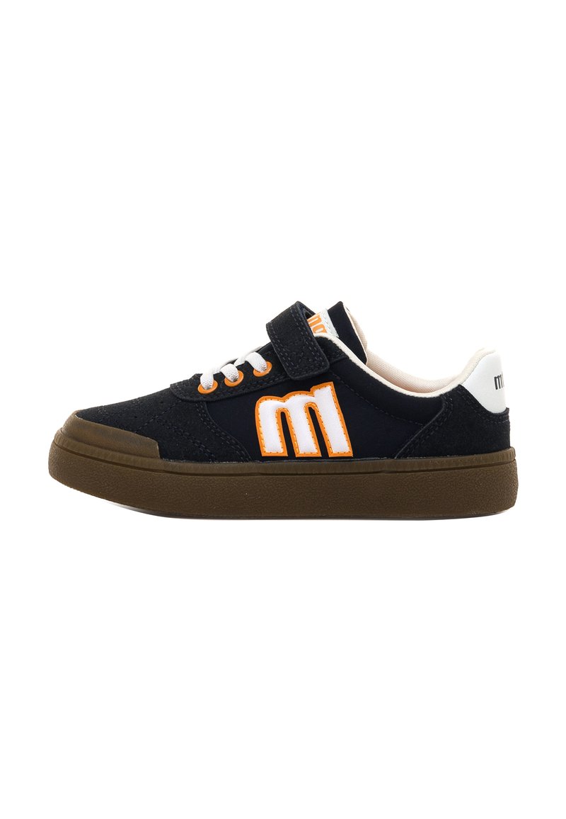Zapatillas bajas negras con suela marrón, cordones blancos, acentos naranjas y una gran "m" blanca contorneada en naranja en el lateral.