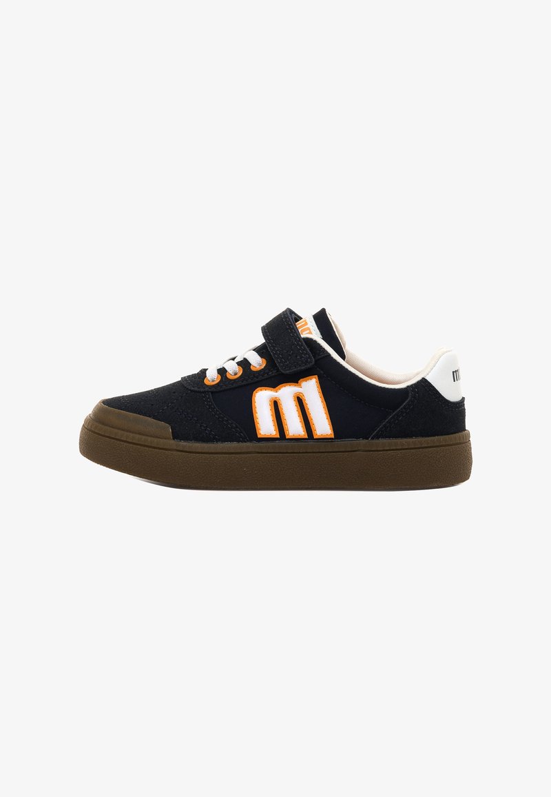 Zapatillas bajas negras con suela marrón, cordones blancos, acentos naranjas y una gran "m" blanca contorneada en naranja en el lateral.