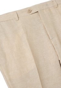Beige linnen broek met een gladde textuur, voorzien van een knoopsluiting aan de voorkant en een vlakke voorkant, met zijzakken.