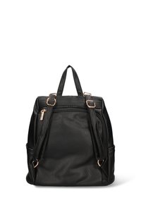 Zwarte rugzak van imitatieleren met een gestructureerd oppervlak, dubbele schouderbanden, een handvat bovenop en accenten van roségoud. Inclusief twee zijvakken.