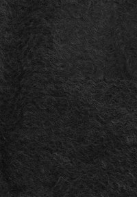 Tela de fieltro negra con una superficie suave y texturizada, que presenta un tejido ligeramente irregular y sutiles variaciones en tonos de negro y gris.