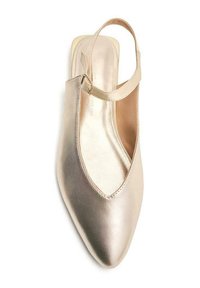 Slingback in oro metallico con punta affusolata, superficie liscia e una cintina sottile alla caviglia. Interno leggermente imbottito.
