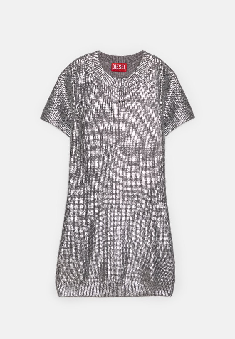 Silk strikket kortermet kjole med rund hals, med en teksturert mønster og et rødt logomerke på halsen.