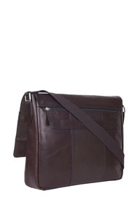 Bolso tipo mensajero de cuero marrón con una textura suave, con un bolsillo con cremallera en la parte frontal y una correa de tela para el hombro. Presenta una forma rectangular elegante.