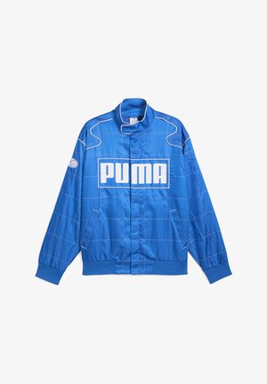 Niebieska satynowa kurtka z stójką, elastycznymi mankietami i kieszeniami. Duże białe logo "PUMA" z przodu oraz szczegóły w formie wzoru w kratkę.