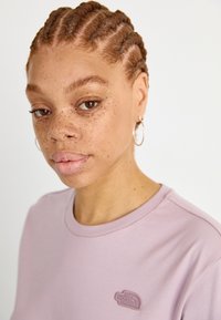 The North Face NATURAL DYE TEE - Hosszú ujjú felső - purple chalk