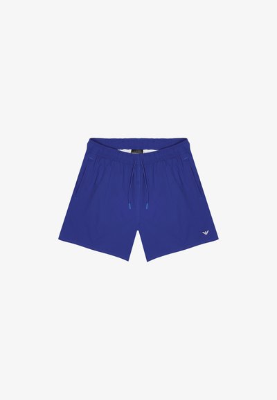 Bañador azul con cintura elástica, cierre con cordón, bolsillos laterales y detalle del logo en la parte inferior delantera. Textura de tela suave.