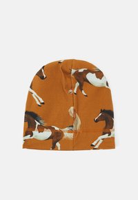 Gorro castanho com um padrão de cavalos a galopar. Feito de um tecido suave com uma textura lisa. Apresenta uma costura na parte inferior.