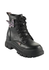 Stivaletto in pelle nera con finitura testurizzata, suola in gomma spessa, design con lacci e un accento decorativo a farfalla in strass.