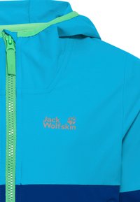 Μπλε και ναυτικό εξωτερικό μπουφάν με πράσινο φερμουάρ και περιθώριο, με το λογότυπο Jack Wolfskin στο στήθος.