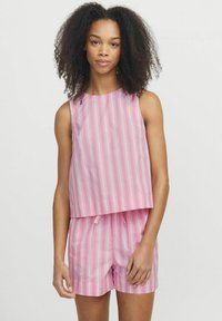 Rožinė raštuota be rankovių palaidinė ir šortai, pagaminti iš lengvos medžiagos. Yra horizontalių ir vertikalių juostelių skirtingomis rožinės spalvos atspalviais.