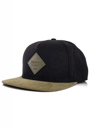 Schwarze Kappe aus Baumwolle mit einem grünen Wildlederschirm. Kommt mit einem rautenförmigen Logopatch auf der Vorderseite und einem abgerundeten Kronendesign.