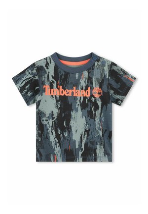 T-shirt pour enfants à manches courtes en vert foncé et gris avec un motif abstrait, logo Timberland orange et boutons-pression à l'épaule.