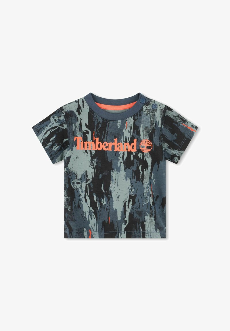 Korte mouwen kinder t-shirt in donkergroen en grijs met abstract patroon, oranje Timberland-logo en drukknoopjes op de schouder.
