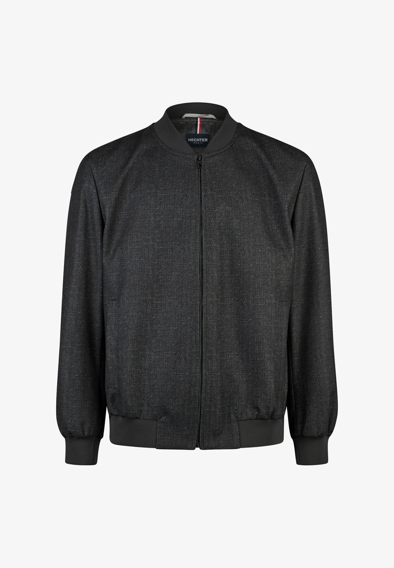Dunkelgraue Herren-Bomberjacke mit Reißverschluss, geripptem Kragen, Bündchen und Saum, vor einem weißen Hintergrund gezeigt.