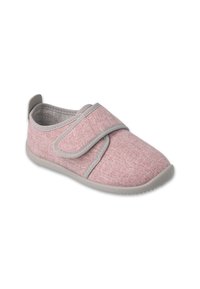 Scarpa in tessuto rosa con una fascia grigia regolabile, punta rotonda e suola testurizzata. Fodera in tessuto morbido e un tassello sul retro per indossarla facilmente.