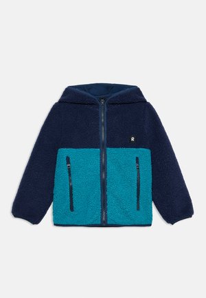 Marineblauwe en teal fleecejas met capuchon, ritssluiting aan de voorkant en twee ritszakken op het teal gekleurde onderste deel.