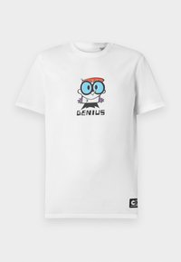 Hvid T-shirt med en tegneseriefigur iført blå briller og rødt hår over ordet "GENIUS" på brystet, Cartoon Network-label ved kanten.
