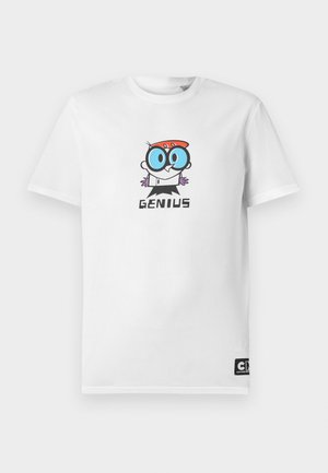 Camiseta blanca con un personaje de dibujos animados usando gafas azules y cabello rojo, encima de la palabra "GENIO" en el pecho, etiqueta de Cartoon Network en el dobladillo.