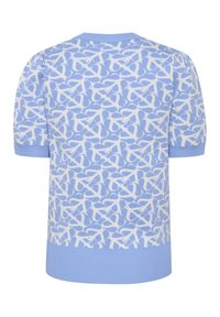 Světle modrý pletený svetr s bílým abstraktním vzorem, krátkými nafouknutými rukávy a žebrovanými manžetami a lemem.