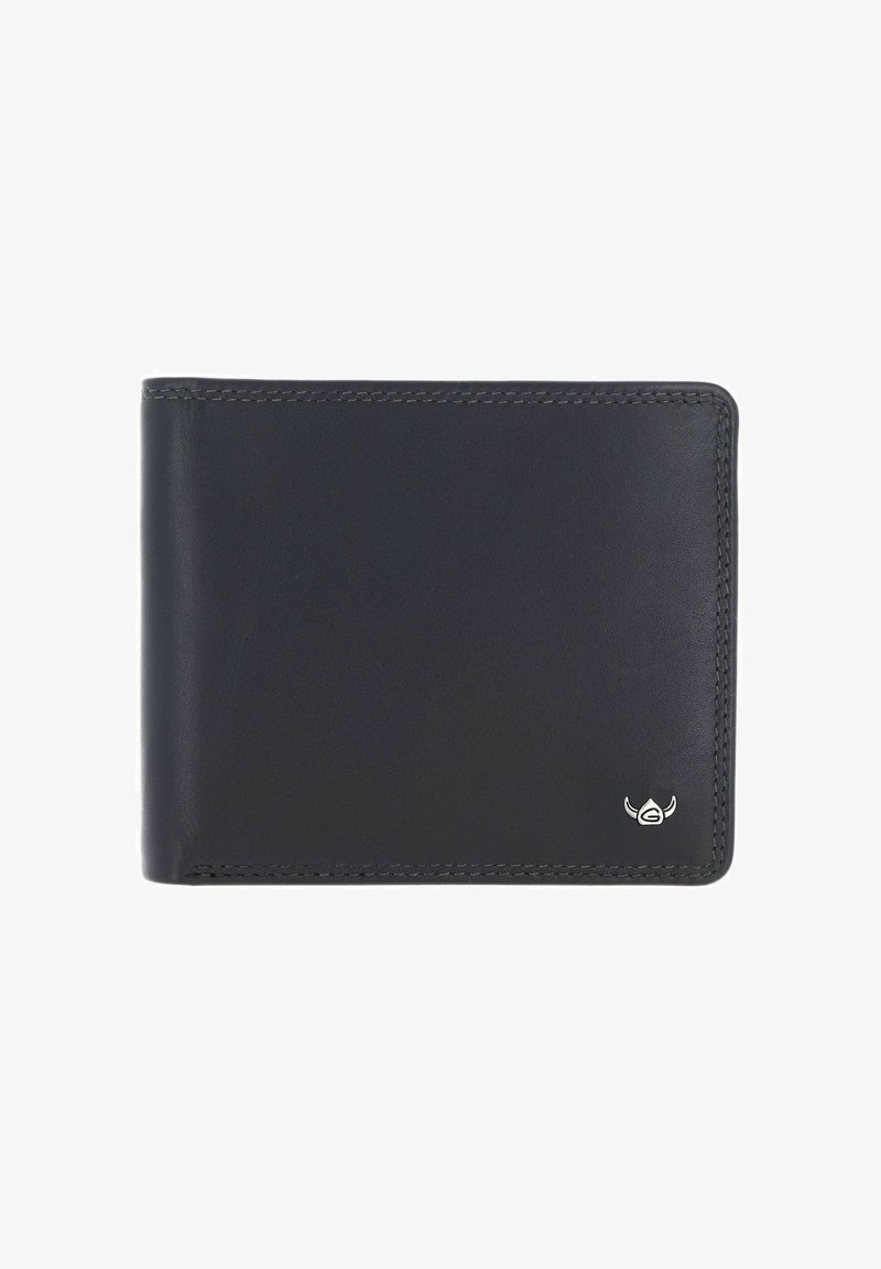 Portefeuille noir en cuir bifold avec bords cousus et petit emblème logo argenté dans le coin inférieur droit sur fond blanc.
