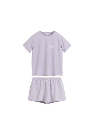 Jasnofioletowa koszulka z krótkim rękawem z małym białym napisem na piersi oraz pasujące szorty z elastycznym pasem i guzikiem.