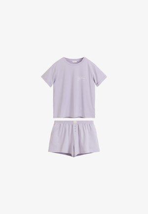 Jasnofioletowa koszulka z krótkim rękawem z małym białym napisem na piersi oraz pasujące szorty z elastycznym pasem i guzikiem.