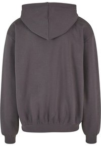 Grå hettegenser med kengurulomme, ribbede mansjetter og nederkant. Mykt materiale, hette med dobbelt lag stoff, glatt tekstur.
