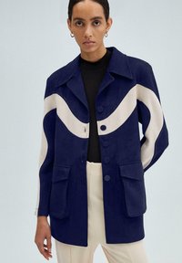 Touché Privé CONTRAST COLOR DETAIL - Īss mētelis - navy blue